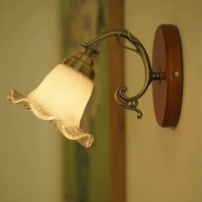 Pantalla de vidrio floral francesa tradicional de madera maciza vidrio hierro lámpara de pared de 1 luz para dormitorio 