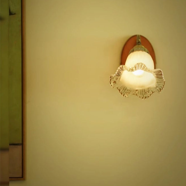 Traditionelle französische florale Glasschirm aus massivem Holz und Eisen 1-Licht Wandleuchte für das Schlafzimmer 