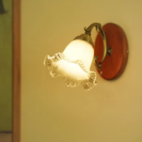Traditionelle französische florale Glasschirm aus massivem Holz und Eisen 1-Licht Wandleuchte für das Schlafzimmer 
