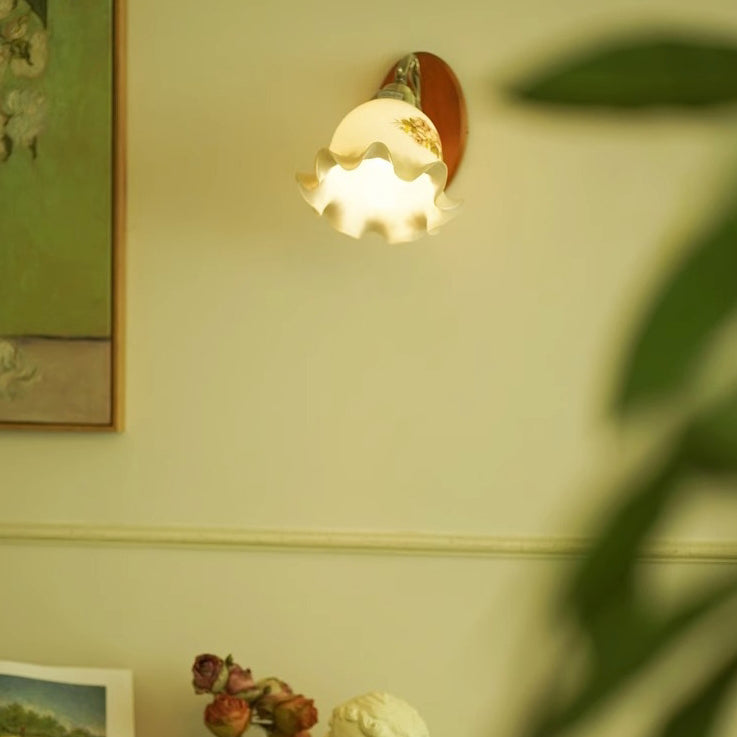 Traditionelle französische florale Glasschirm aus massivem Holz und Eisen 1-Licht Wandleuchte für das Schlafzimmer 