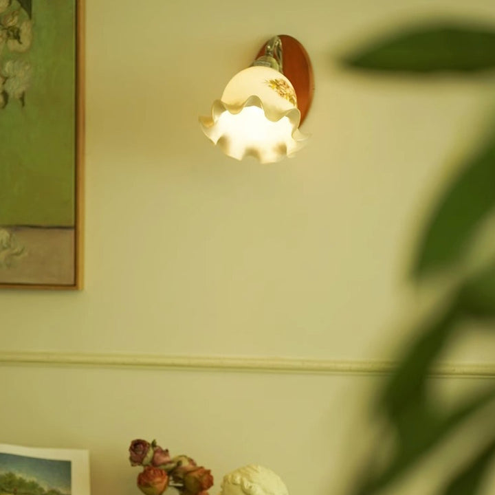 Traditionelle französische florale Glasschirm aus massivem Holz und Eisen 1-Licht Wandleuchte für das Schlafzimmer 