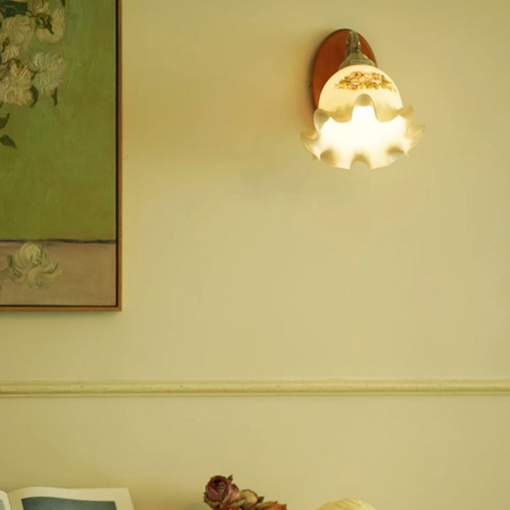 Traditionelle französische florale Glasschirm aus massivem Holz und Eisen 1-Licht Wandleuchte für das Schlafzimmer 