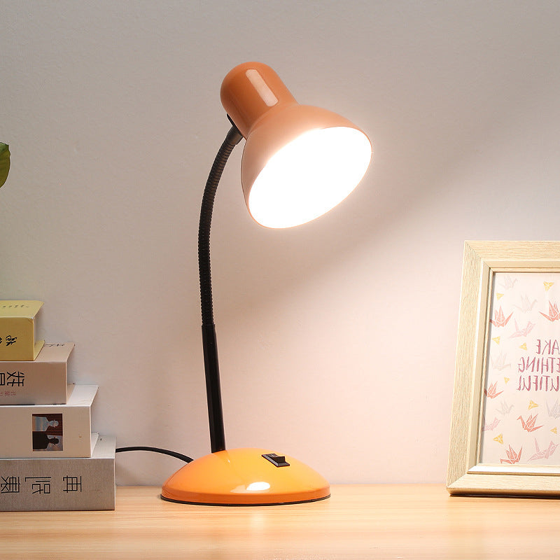 Moderne minimalistische runde Hornform Eisen 1-Licht Tischlampe für das Schlafzimmer 