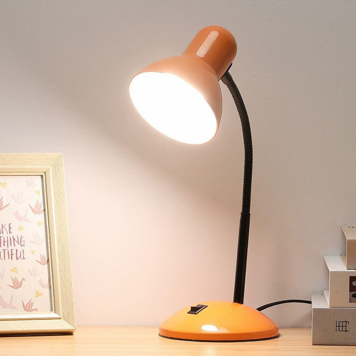 Moderne minimalistische runde Hornform Eisen 1-Licht Tischlampe für das Schlafzimmer 