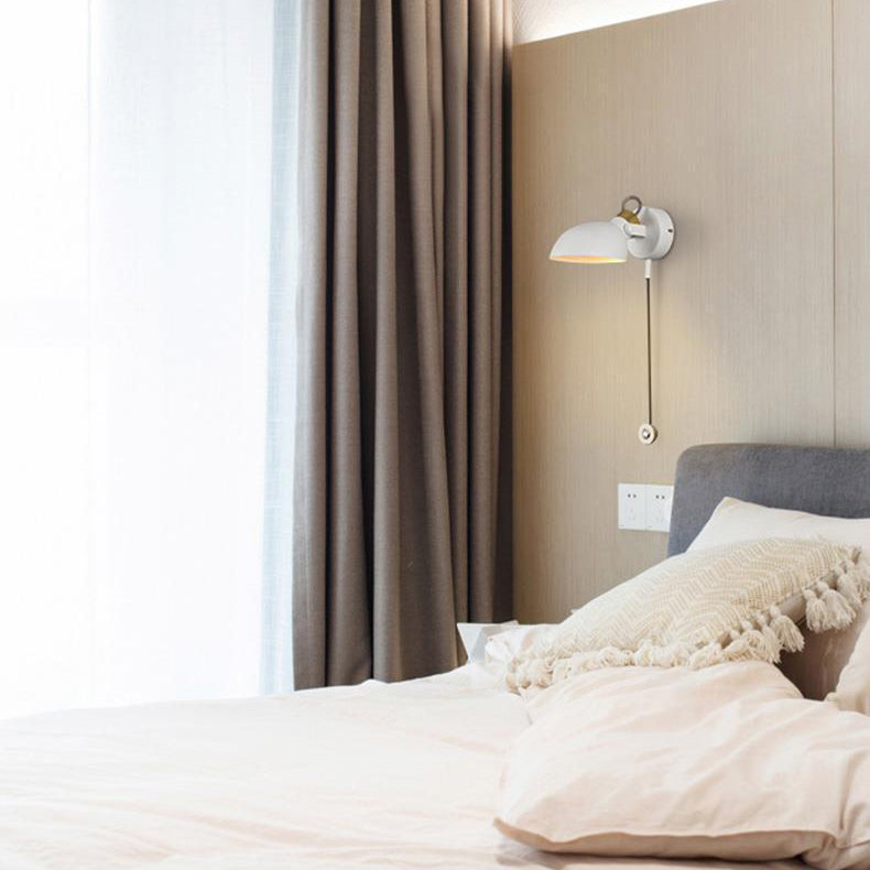 Moderne minimalistische runde Löffelform Metall Holz 1-Licht Wandleuchte für Schlafzimmer 
