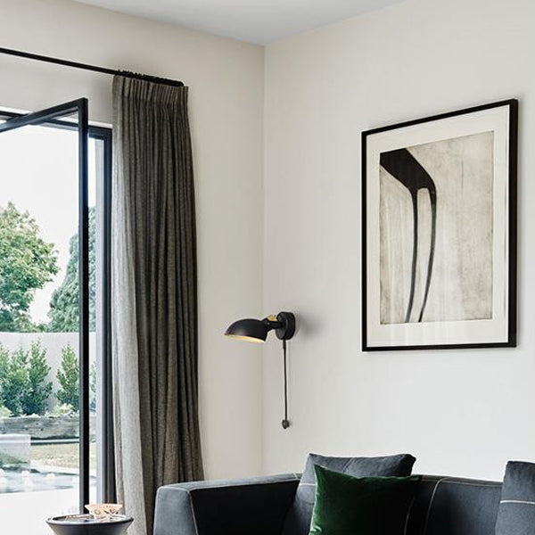 Moderne minimalistische runde Löffelform Metall Holz 1-Licht Wandleuchte für Schlafzimmer 