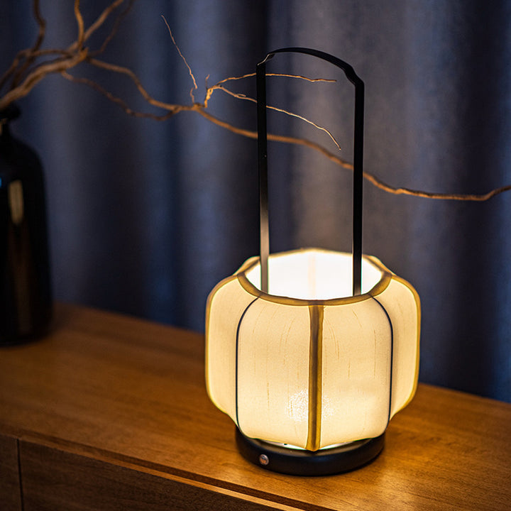Lampe de table LED en tissu de soie avec base en métal de forme lanterne ronde chinoise traditionnelle pour chambre 