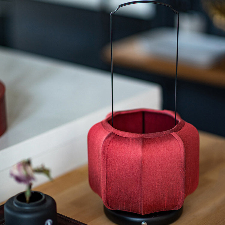 Lampe de table LED en tissu de soie avec base en métal de forme lanterne ronde chinoise traditionnelle pour chambre 