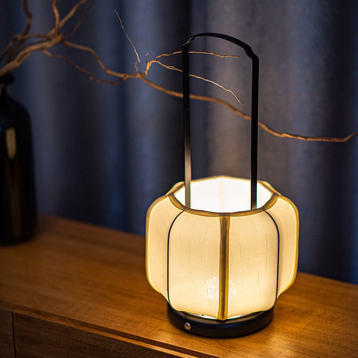 Lampe de table LED en tissu de soie avec base en métal de forme lanterne ronde chinoise traditionnelle pour chambre 