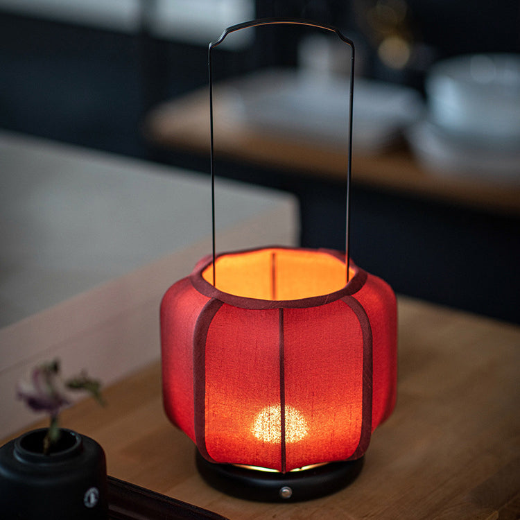 Lampe de table LED en tissu de soie avec base en métal de forme lanterne ronde chinoise traditionnelle pour chambre 