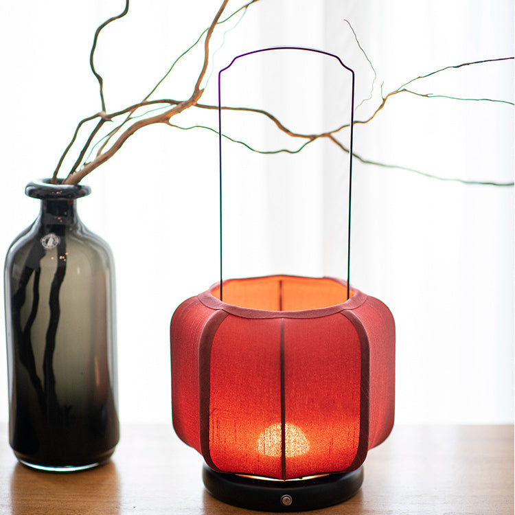Lampe de table LED en tissu de soie avec base en métal de forme lanterne ronde chinoise traditionnelle pour chambre 