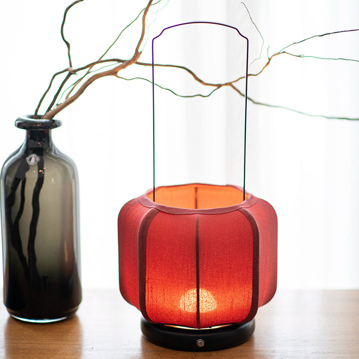 Lampe de table LED en tissu de soie avec base en métal de forme lanterne ronde chinoise traditionnelle pour chambre 