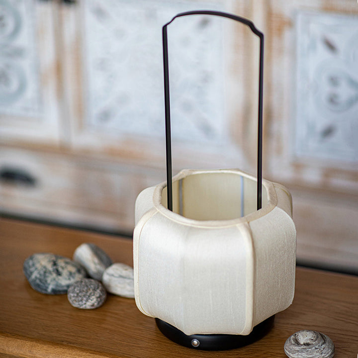 Lampe de table LED en tissu de soie avec base en métal de forme lanterne ronde chinoise traditionnelle pour chambre 
