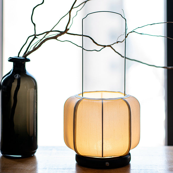 Lampe de table LED en tissu de soie avec base en métal de forme lanterne ronde chinoise traditionnelle pour chambre 