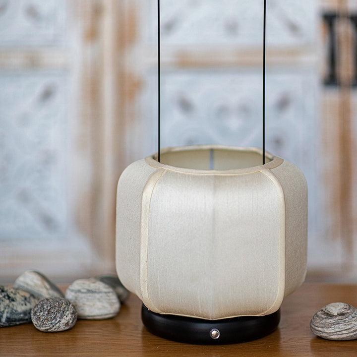 Lampe de table LED en tissu de soie avec base en métal de forme lanterne ronde chinoise traditionnelle pour chambre 