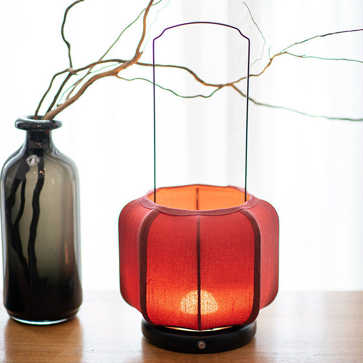 Lampe de table LED en tissu de soie avec base en métal de forme lanterne ronde chinoise traditionnelle pour chambre 