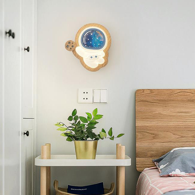 Zeitgenössische kreative Astronauten-Wandleuchte mit Holzsockel und PE-Schirm für das Schlafzimmer 