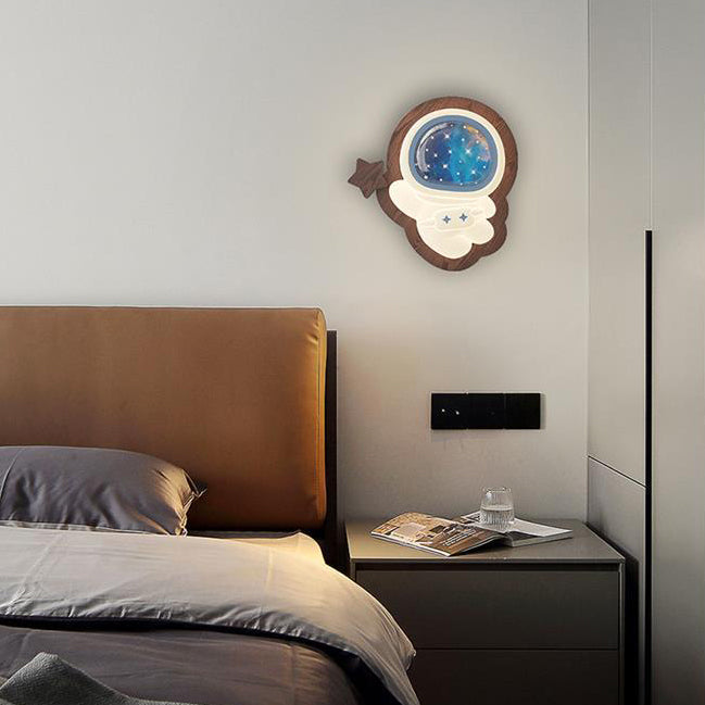 Zeitgenössische kreative Astronauten-Wandleuchte mit Holzsockel und PE-Schirm für das Schlafzimmer 
