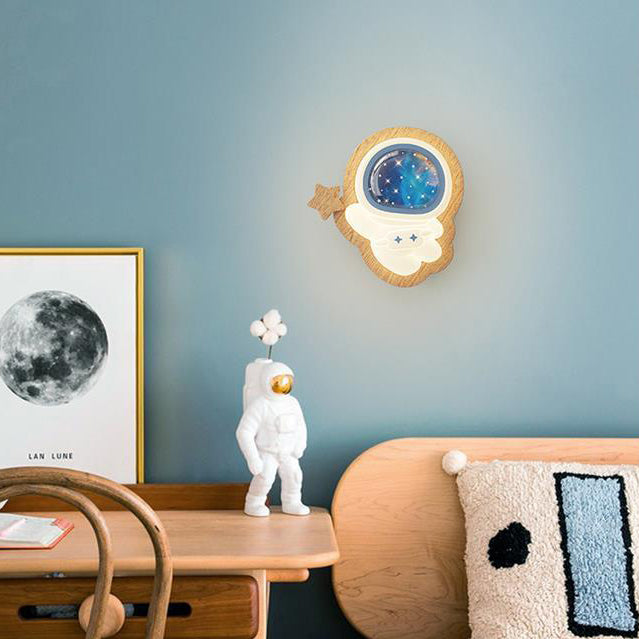 Zeitgenössische kreative Astronauten-Wandleuchte mit Holzsockel und PE-Schirm für das Schlafzimmer 