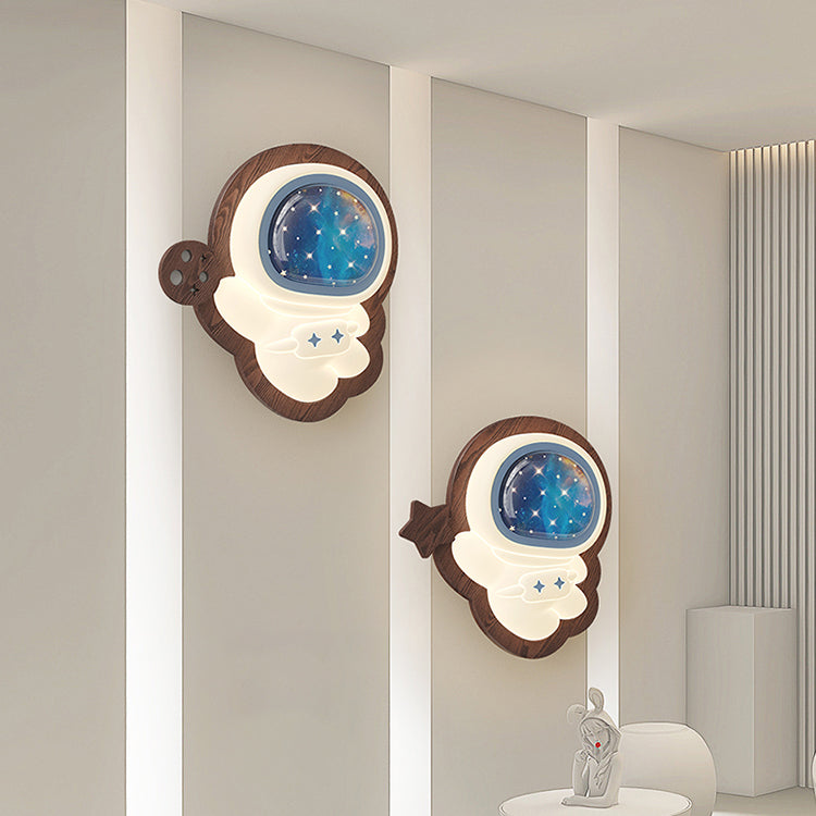 Zeitgenössische kreative Astronauten-Wandleuchte mit Holzsockel und PE-Schirm für das Schlafzimmer 