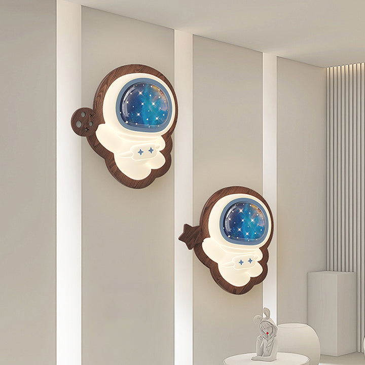 Zeitgenössische kreative Astronauten-Wandleuchte mit Holzsockel und PE-Schirm für das Schlafzimmer 