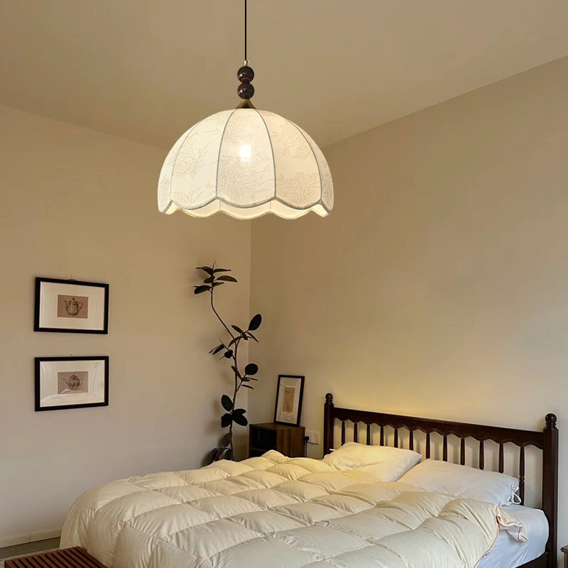 Traditionelle französische runde Blütenblatt-Holzperlen Eisenstoffschirm 1-Licht Pendelleuchte für Wohnzimmer 