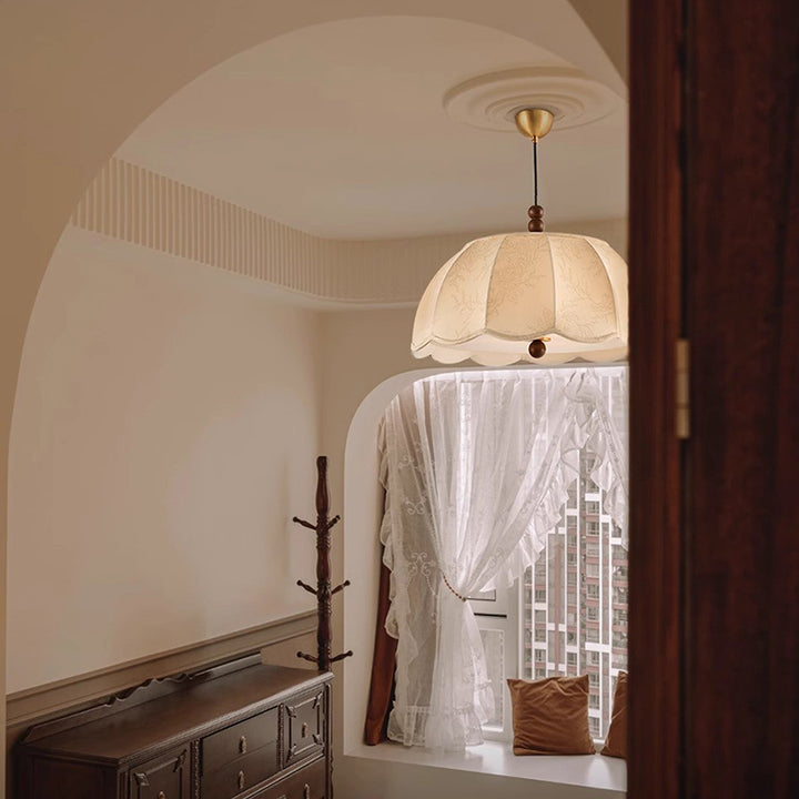 Lámpara colgante de 1 luz con pantalla de tela de hierro y cuentas de madera con pétalos redondos tradicionales franceses para sala de estar 