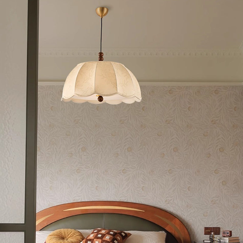 Traditionelle französische runde Blütenblatt-Holzperlen Eisenstoffschirm 1-Licht Pendelleuchte für Wohnzimmer 
