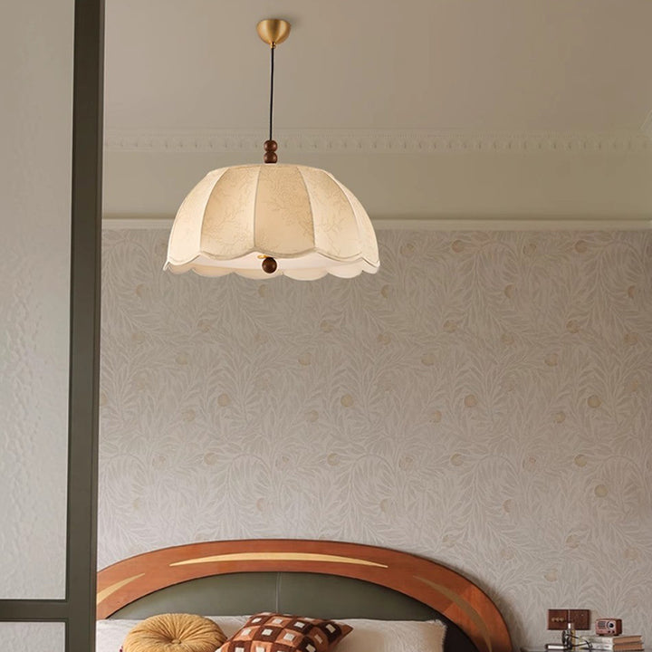 Traditionelle französische runde Blütenblatt-Holzperlen Eisenstoffschirm 1-Licht Pendelleuchte für Wohnzimmer 