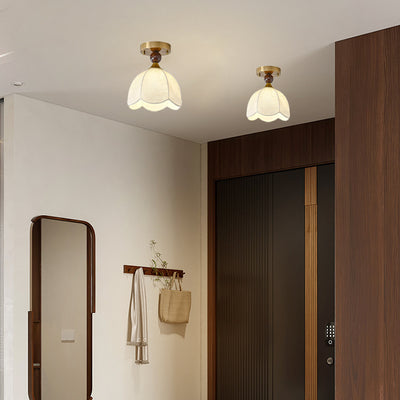 Zeitgenössische Retro-Kuppel-Spitzenbedruckte Stoffschirm-Hardware-Holz 1-Licht-Halbeinbau-Deckenleuchte für Wohnzimmer 