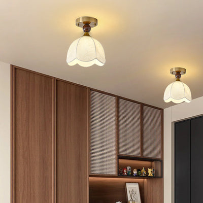 Zeitgenössische Retro-Kuppel-Spitzenbedruckte Stoffschirm-Hardware-Holz 1-Licht-Halbeinbau-Deckenleuchte für Wohnzimmer 