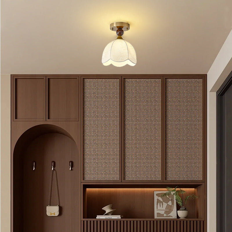 Zeitgenössische Retro-Kuppel-Spitzenbedruckte Stoffschirm-Hardware-Holz 1-Licht-Halbeinbau-Deckenleuchte für Wohnzimmer 