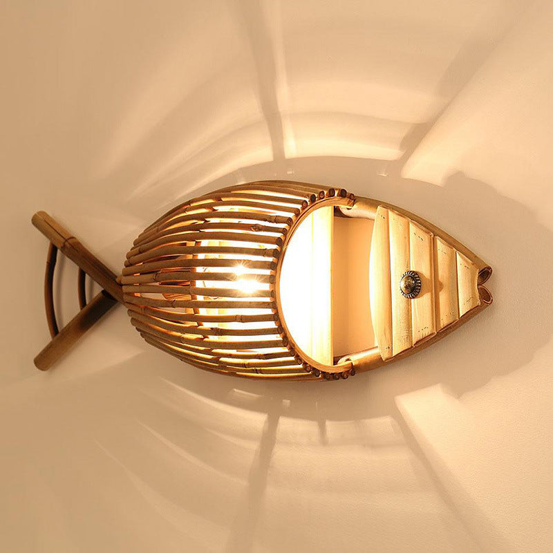 Aplique de pared de 1 luz con forma de pez chino tradicional de madera maciza y bambú para sala de estar 