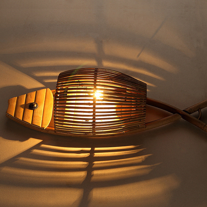 Aplique de pared de 1 luz con forma de pez chino tradicional de madera maciza y bambú para sala de estar 