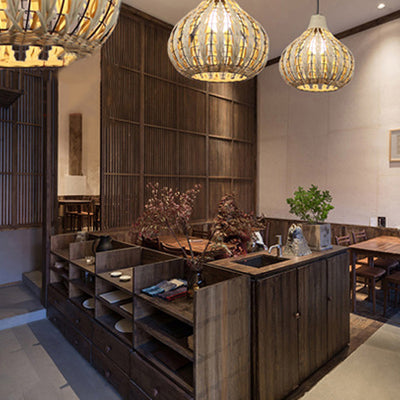 Suspension lumineuse 1 lumière en rotin avec cadre en fer creux en forme d'orbe ronde chinoise traditionnelle pour salle à manger 