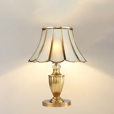 Lámpara de Mesa de Vidrio de Cobre con Encaje Redondo Tradicional Europeo de 1 Luz para Dormitorio 