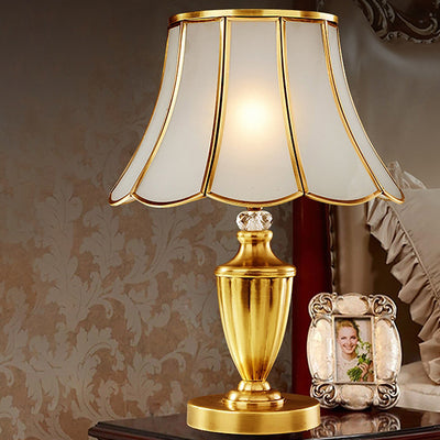 Lámpara de Mesa de Vidrio de Cobre con Encaje Redondo Tradicional Europeo de 1 Luz para Dormitorio 