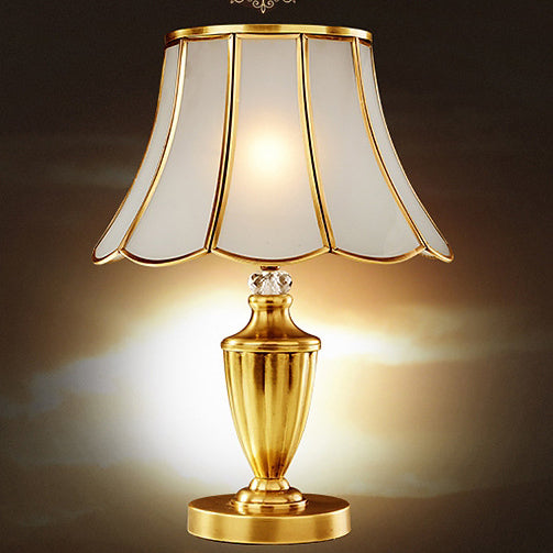 Lámpara de Mesa de Vidrio de Cobre con Encaje Redondo Tradicional Europeo de 1 Luz para Dormitorio 
