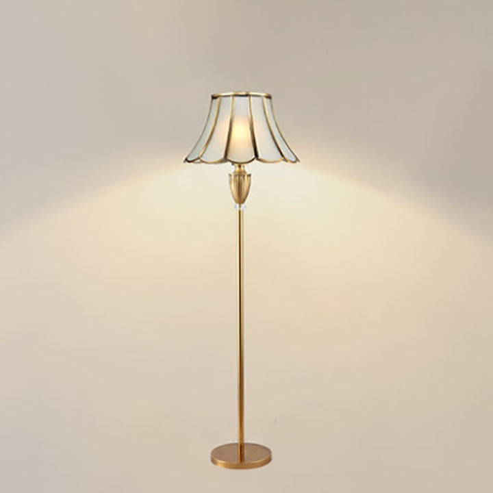 Lámpara de pie de 1 luz de vidrio de cobre con encaje redondo tradicional europeo para sala de estar 