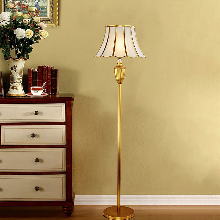Lámpara de pie de 1 luz de vidrio de cobre con encaje redondo tradicional europeo para sala de estar 