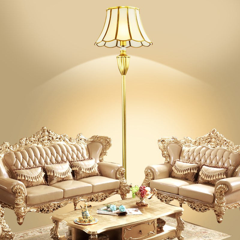 Traditionelle europäische runde Spitzen-Kupfer-Glas-Stehlampe mit 1 Licht für das Wohnzimmer 