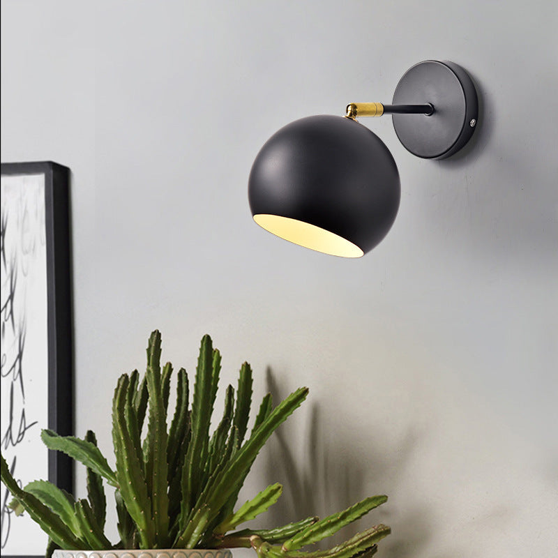 Moderne minimalistische runde Globus-Eisen-Wandleuchte mit 1 Licht für das Schlafzimmer 