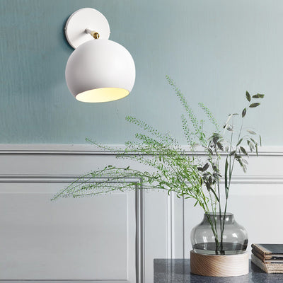 Moderne minimalistische runde Globus-Eisen-Wandleuchte mit 1 Licht für das Schlafzimmer 