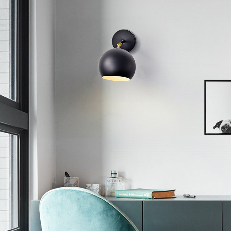 Moderne minimalistische runde Globus-Eisen-Wandleuchte mit 1 Licht für das Schlafzimmer 
