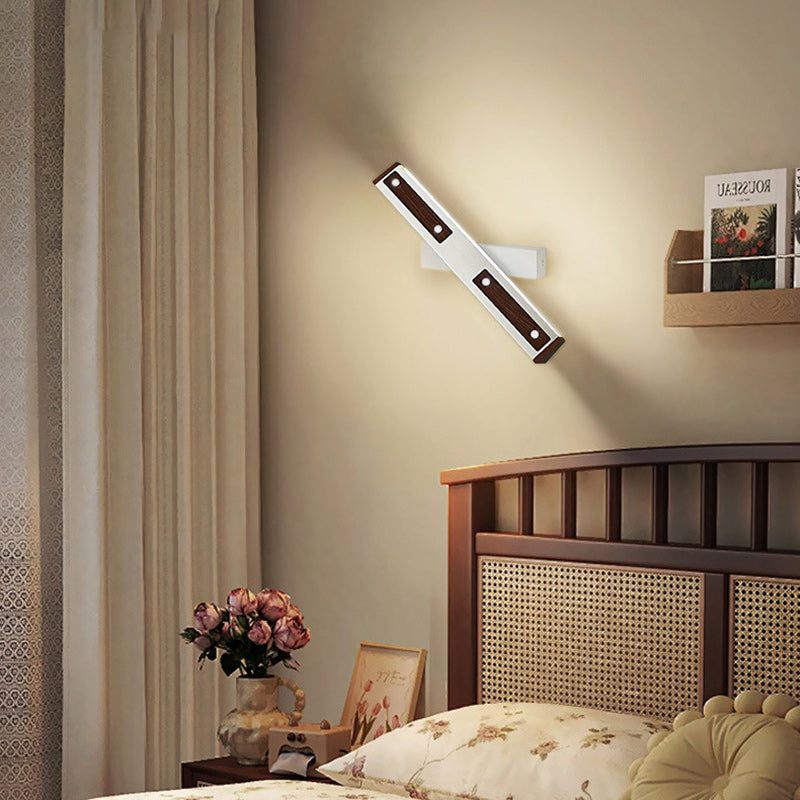 Moderne minimalistische rechteckige Aluminium-Eisen-Rahmen-PP-Schirm-LED-Wandleuchte für das Wohnzimmer 