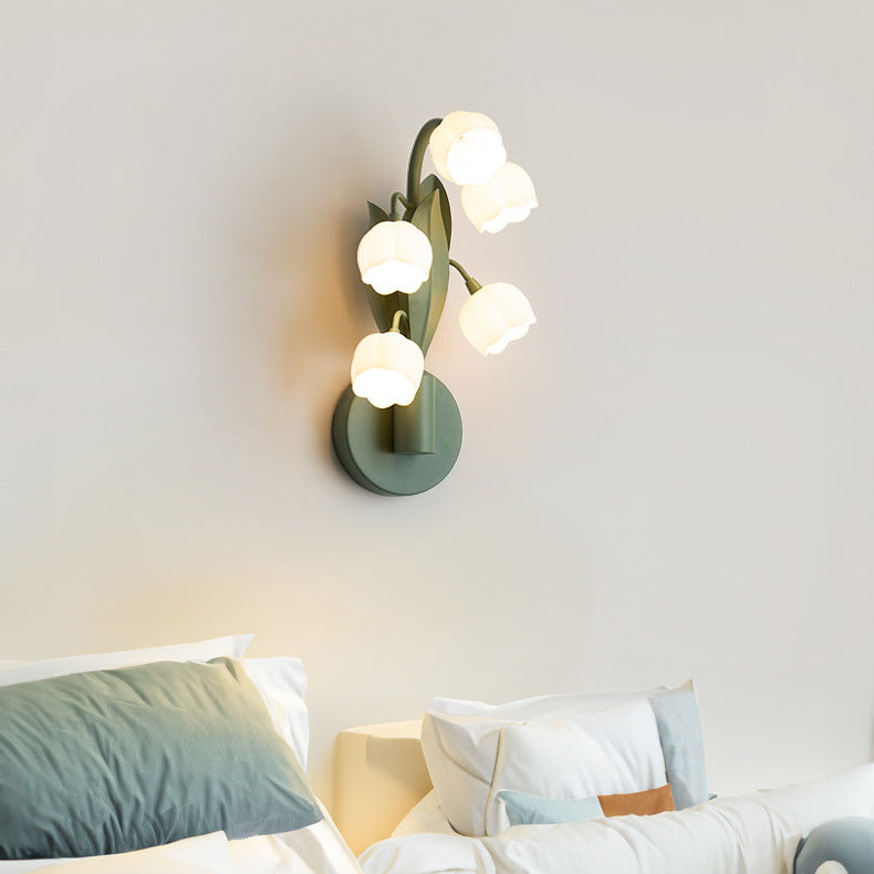 Moderne minimalistische Glocken-Orchidee Eisen PC Schirm 5-Licht Wandleuchte für Wohnzimmer 