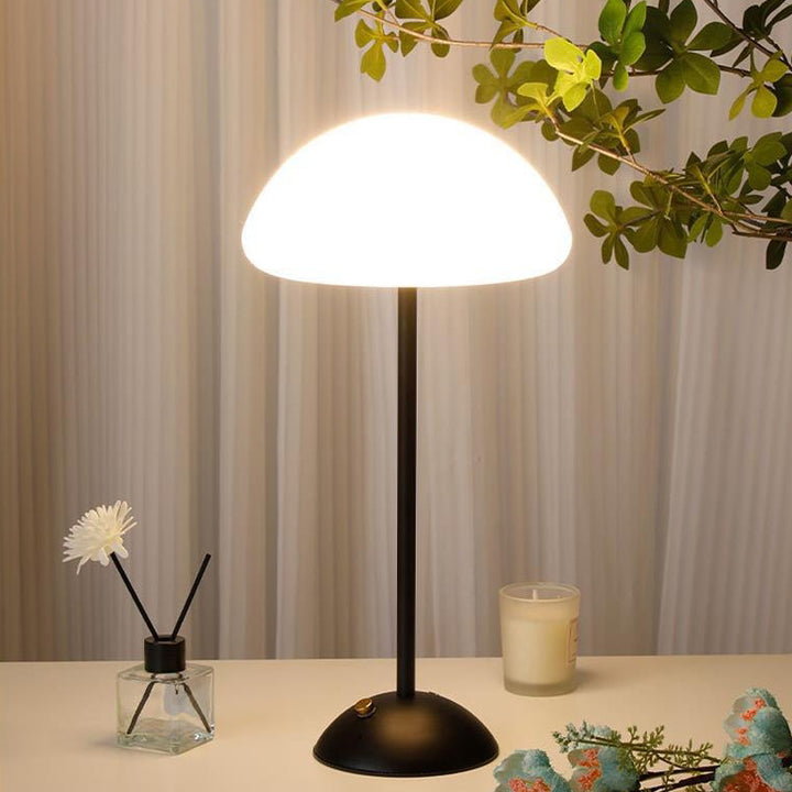 Lampe de table LED contemporaine en forme de champignon rond avec cadre en fer et abat-jour en ABS pour chambre à coucher 