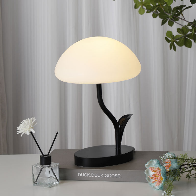 Lampe de table LED contemporaine en forme de champignon rond avec cadre en fer et abat-jour en ABS pour chambre à coucher 