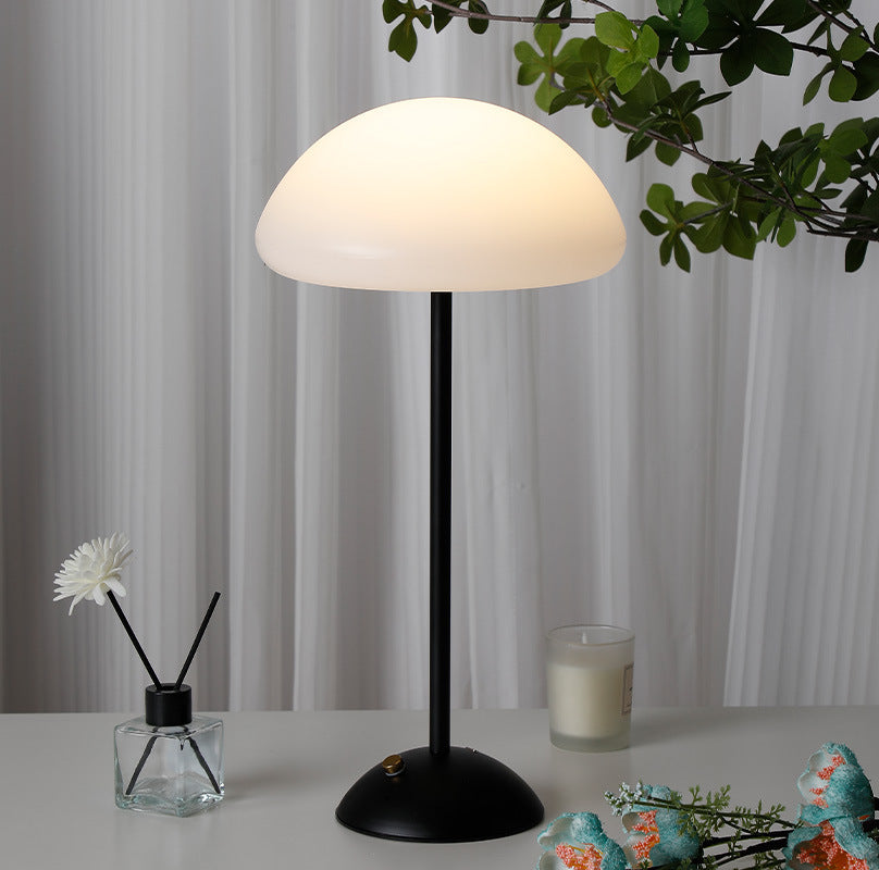 Lampe de table LED contemporaine en forme de champignon rond avec cadre en fer et abat-jour en ABS pour chambre à coucher 