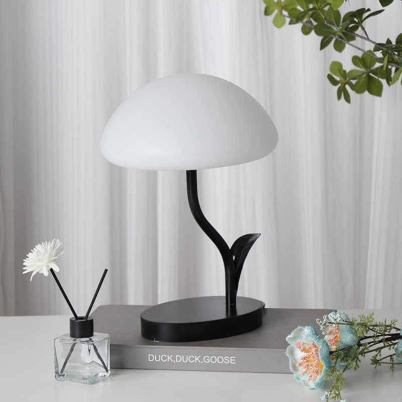 Lampe de table LED contemporaine en forme de champignon rond avec cadre en fer et abat-jour en ABS pour chambre à coucher 